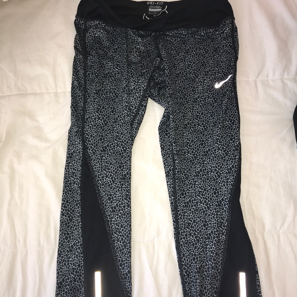Nike Pro Dri-Fit cropped leggings (Small)
